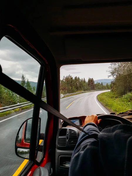 Imagen del compartimento de pasajeros del coche conduciendo a lo largo de la carretera entre árboles verdes en Noruega en verano . — Foto de Stock