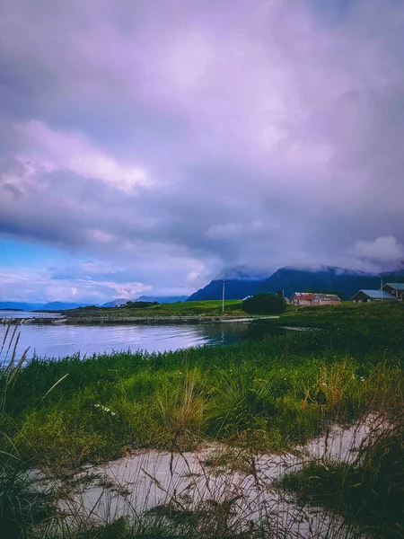 Photo du nord avec mer, ciel nuageux en soirée d'été  . — Photo