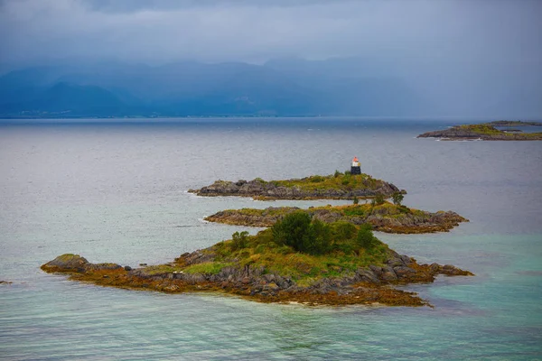 Foto de mar, colinas, faro, cielo en Noruega en verano . — Foto de Stock