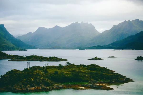 Foto de pintorescas tierras altas, mar, cielo nublado en Noruega — Foto de Stock