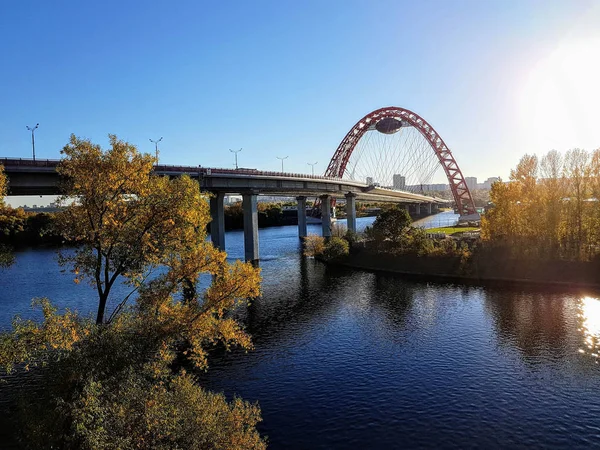 Foto van de pittoreske brug in Moskou in de herfst — Stockfoto