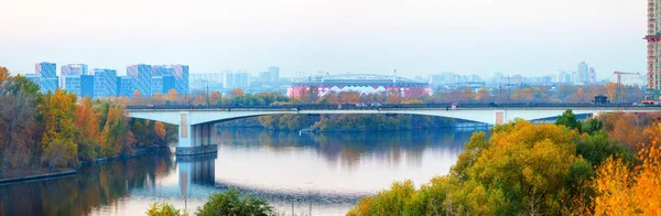 秋のモスクワの美しい橋のパノラマ写真 — ストック写真