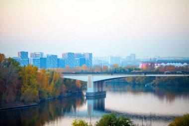 Sonbaharda Moskova'da pitoresk köprü Panoramik fotoğraf