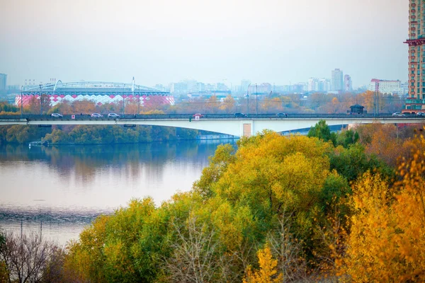 Panoramische foto van de pittoreske brug in Moskou in de herfst — Stockfoto