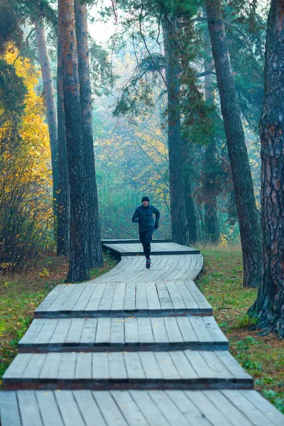 Immagine di atleta in corsa nel parco autunnale . — Foto Stock