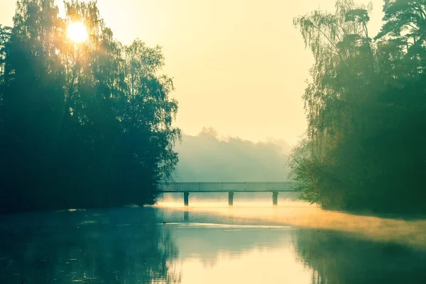 Zdjęcie rzeki, most o wschodzie słońca — Zdjęcie stockowe