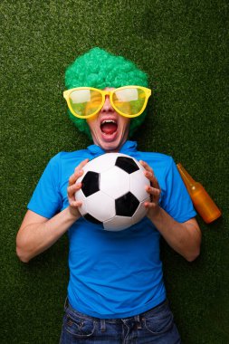 Futbol taraftarı takımını destekliyor ve bir golü kutluyor