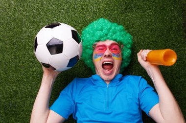 Futbol taraftarı takımını destekliyor ve bir golü kutluyor