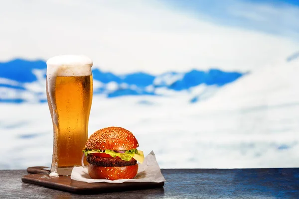 Copa helada de cerveza ligera con hamburguesa — Foto de Stock