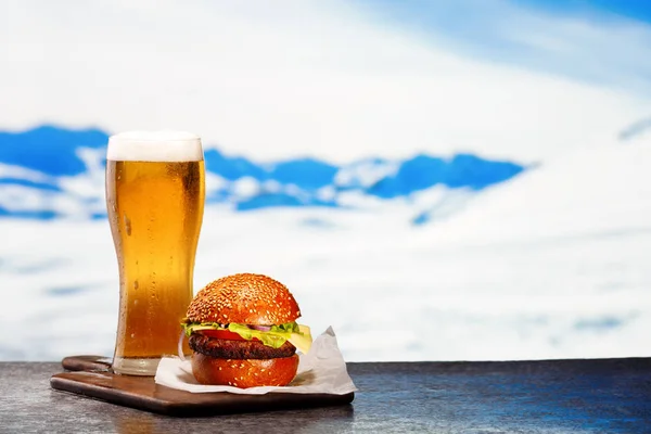 Copa helada de cerveza ligera con hamburguesa — Foto de Stock