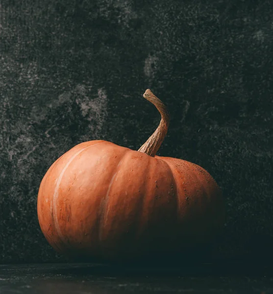 Foto de calabaza naranja sobre fondo negro, celebración de Halloween, espacio para inscripción . —  Fotos de Stock