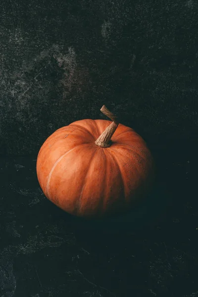 Foto de calabaza naranja sobre fondo negro, celebración de Halloween, espacio para inscripción . —  Fotos de Stock