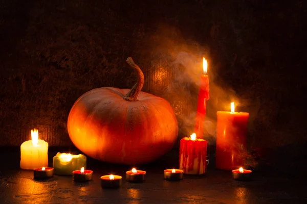 Pompoen met brandende kaarsen. Halloween — Stockfoto