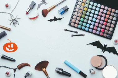 Gölgeler, fırçalar, cadılar bayramı örümceği, boş beyaz arka plan üzerinde hayalet fotoğrafı.