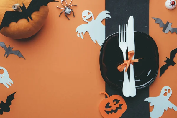 Fondos de fotos de Halloween con placa, calabaza, cuchillo, tenedor, placa, fantasma y murciélagos . — Foto de Stock
