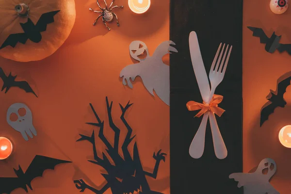 Fondos de fotos de Halloween con calabaza, cuchillo, tenedor, plato, fantasma y murciélagos . — Foto de Stock