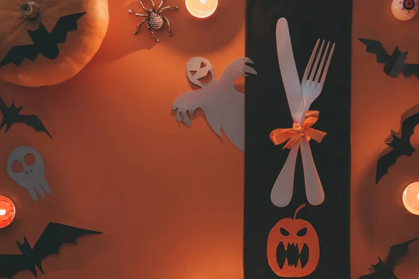 Fondos de fotos de Halloween con calabaza, cuchillo, tenedor, plato, fantasma y murciélagos . — Foto de Stock