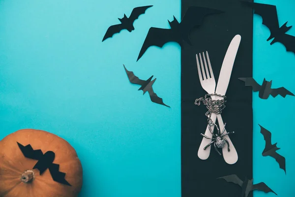 Foto de calabaza de halloween, cuchillo, tenedor, bate — Foto de Stock