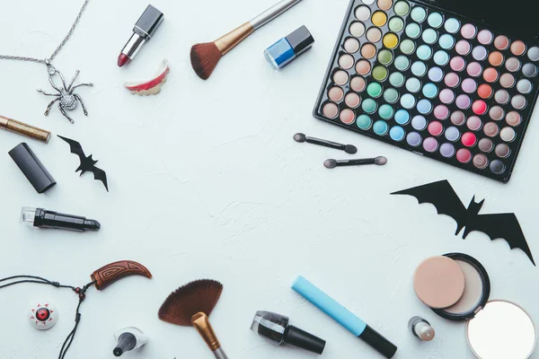 Gölgeler, fırçalar, cadılar bayramı örümceği, boş beyaz arka plan üzerinde hayalet fotoğrafı.