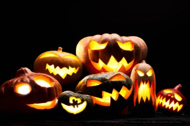 Boş siyah arka plan üzerinde yanan ağızları ile halloween kabaklar Fotoğraf.