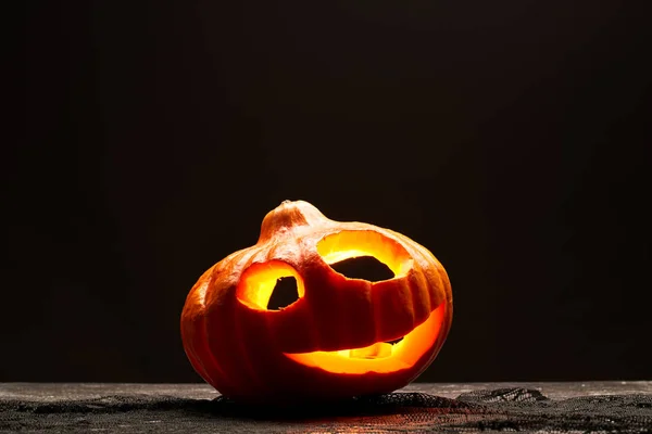 Image d'une citrouille d'Halloween avec des bouches brûlantes sur fond noir vide — Photo