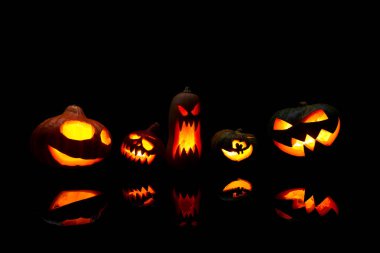 Boş siyah arka plan üzerinde yanan ağızları ile halloween kabakgörüntü.