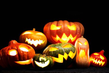 Boş siyah arka plan üzerinde yanan ağızları ile halloween kabaklar Fotoğraf.