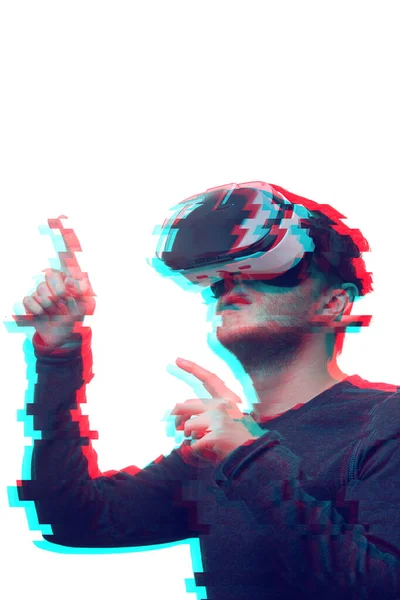 De mens gebruikt virtual reality headset op een witte geïsoleerde achtergrond. Glitch effect beeld. — Stockfoto