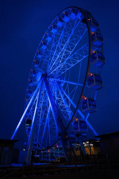 Foto da roda gigante contra o fundo do céu noturno — Fotografia de Stock