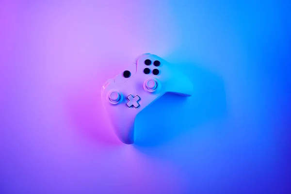 Gamepad w fioletowy snd niebieski neon kolory. — Zdjęcie stockowe