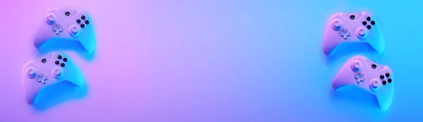 Gamepads in violetten und blauen Neonfarben. — Stockfoto