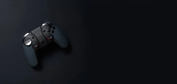 Gamepad negro sobre fondo negro . — Foto de Stock