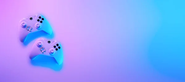Gamepads i violett snd blå neon färger. — Stockfoto