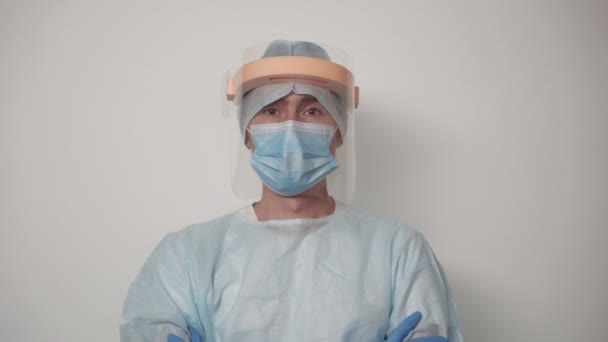 疲れた医者の肖像画。コロナウイルスの流行への戦いの概念. — ストック動画