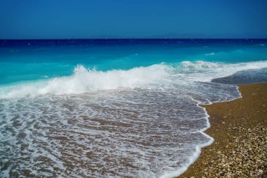 Plajda barışçıl deniz köpükleri, Ege Denizi, Rodos, Yunanistan.