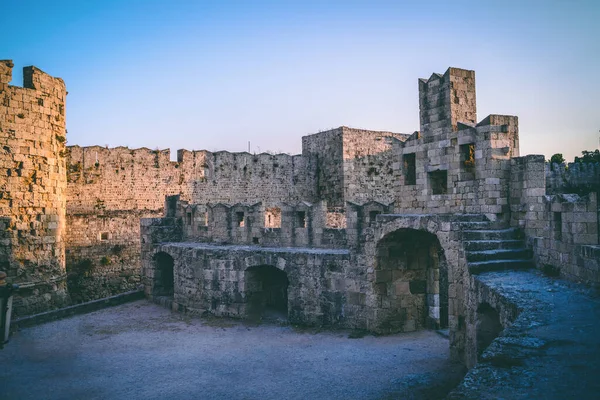 Rodos stare miasto kamienne mury w godzinach wieczornych. — Zdjęcie stockowe