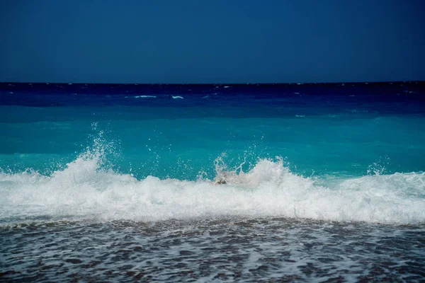 Friedliche Meereswellen schäumen am Strand, Ägäis, Rhodos, Griechenland. — Stockfoto