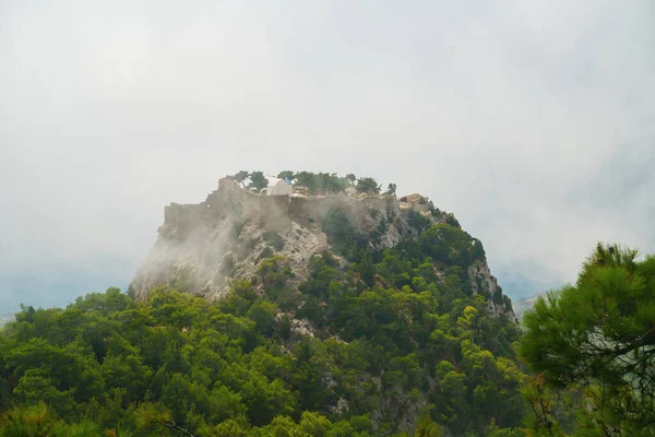 Γραφικά στο κάστρο του Μονόλιθου με θέα τη Μεσόγειο — Φωτογραφία Αρχείου