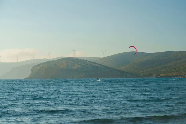 Kitesurfer chevauchant sur les vagues à la plage de cerf-volant Prasonisi à Rhodes île — Photo