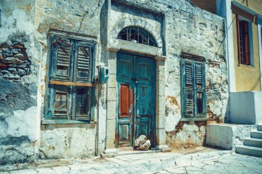 Yunanistan 'ın Dodecanese, Yunanistan' daki Symi adasındaki beyaz taştan eski harabeler