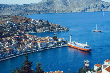 Yunanistan 'ın Dodecanese, Yunanistan' ın Symi adasındaki pitoresk köyün panoramik manzarası