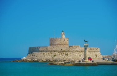 Rodos, Yunanistan - Temmuz 2019: Mandraki Limanı