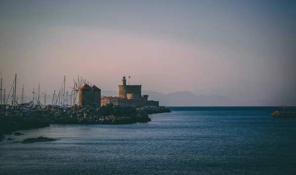 Agios Nikolaos Festung am Mandraki Hafen von Rhodos Griechenland — Stockfoto