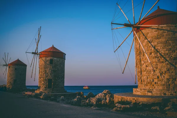 Moulins à vent dans le port de Rhodes, Grèce — Photo