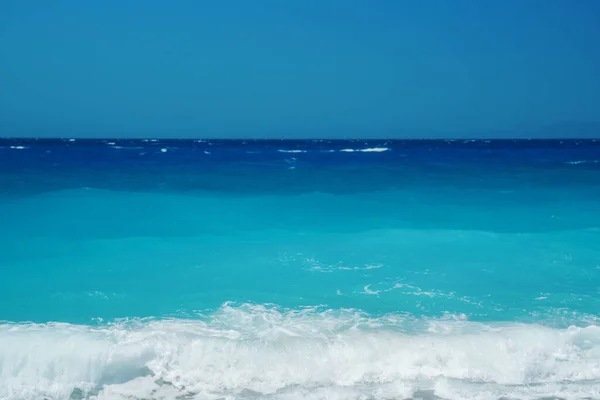 Olas de mar pacíficas en la playa, Mar Egeo, Rodas, Grecia . —  Fotos de Stock