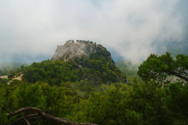 Γραφικά στο κάστρο του Μονόλιθου με θέα τη Μεσόγειο — Φωτογραφία Αρχείου