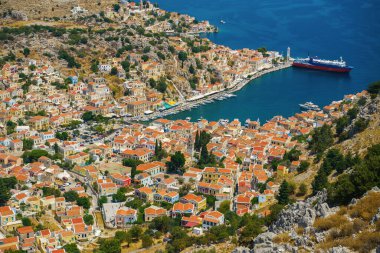 Yunanistan 'ın Dodecanese, Yunanistan' ın Symi adasındaki pitoresk köyün panoramik manzarası