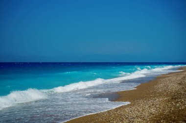 Plajda barışçıl deniz köpükleri, Ege Denizi, Rodos, Yunanistan.