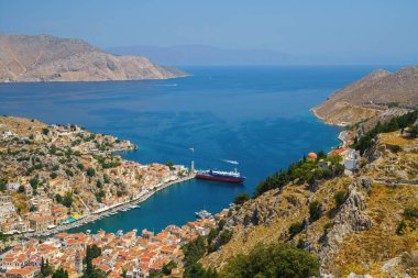 Yunanistan 'ın Dodecanese, Yunanistan' ın Symi adasındaki pitoresk köyün panoramik manzarası