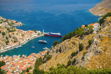Yunanistan 'ın Dodecanese, Yunanistan' ın Symi adasındaki pitoresk köyün panoramik manzarası
